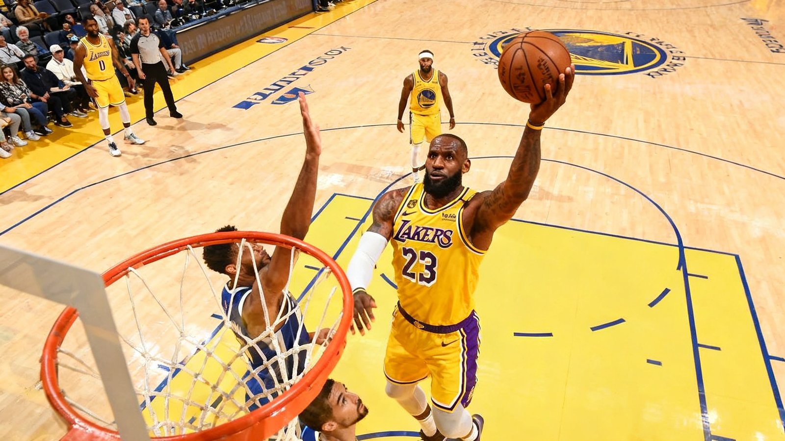 NBA季后赛湖人对勇士，詹姆斯突破上篮，看个球提供多视角直播